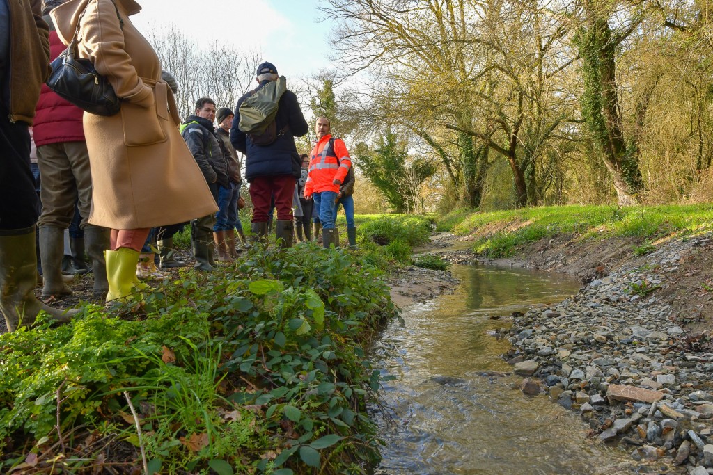Présentation des travaux réalisés sur le ruisseau de la Ménardais par un technicien rivière de Nantes Métropole 